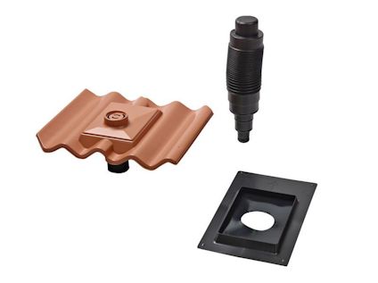 En brun takpanna med ventilationsöppning, en svart plastventil och en fyrkantig svart platta med rund öppning.