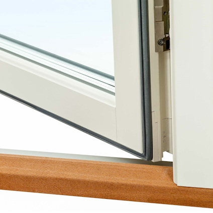 Fönsterkarm i trä och vitt material med öppet fönster med metallgångjärn.