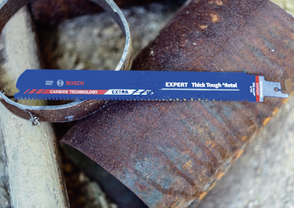 Blått Bosch sågblad med texten "EXPERT Thick Tough Metal" på rostigt metallrör.