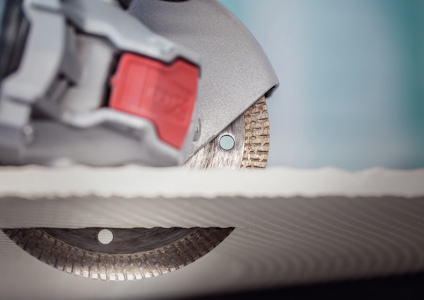 Närbild av en diamantklinga på en cirkelsåg vid betongskärning inomhus.