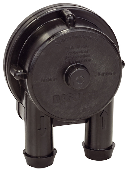 Svart vattenpump avsedd för borrmaskin med företagsnamnet Bosch präglat på ytan. Två rör pekar nedåt.