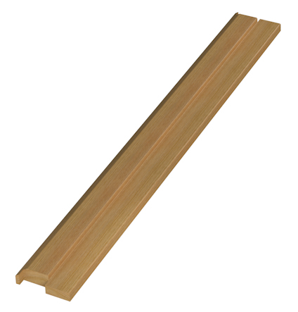Tröskel i trä med falsad design och profilerad yta.
