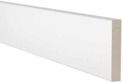 Vitmålad träplanka med synlig ådring, skuren på ena sidan.