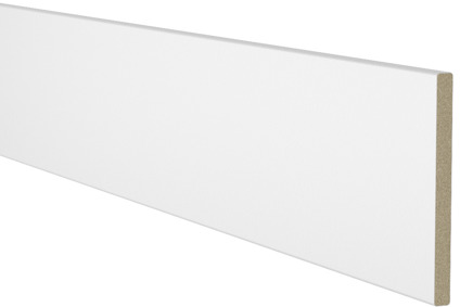 Vit MDF-skiva med slät yta och synlig kärnstruktur i ena kanten.