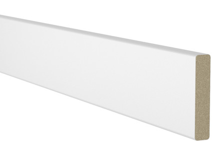 Vit MDF-list med en slät yta och synlig kärna i naturfärg på en svart bakgrund.