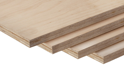 Flera lager av björkplywood staplade ovanpå varandra mot en svart bakgrund.