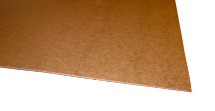En rektangulär, brun boardpanel sett i vinkel mot en vit bakgrund.