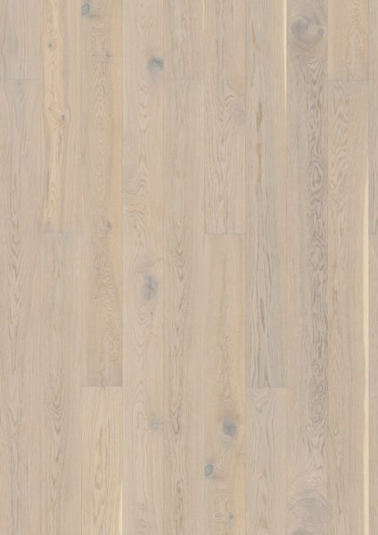 Ljusbrunt ekgolv i enfärgad design, med matt yta och naturliga träådror.