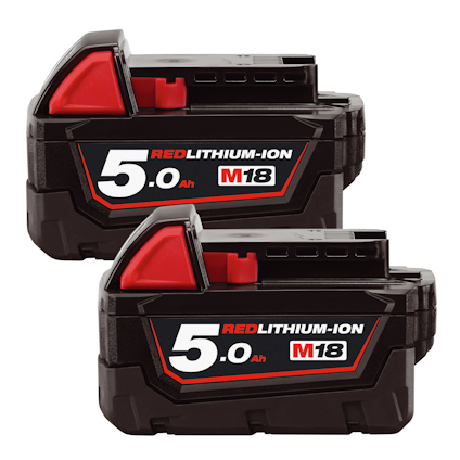 Två svarta och röda litiumjonbatterier med texten "M18 5.0 Ah".