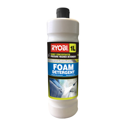 Vit flaska märkt "RYOBI 1L Foam Detergent" med bild av skummande vattenstråle.