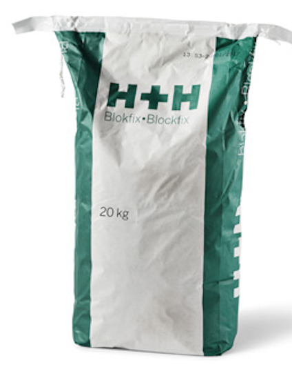 Vit och grön säck med texten "H+H Blokfix Blockfix" och "20 kg".