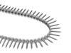 Slinga av grå skruvar sammanfogade med plastband, arrangerade i en spiralform.