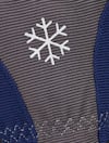 Grå och blå stickad yta med ett vitt snöflingemönster i mitten.