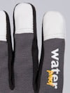 Svart handske med vita fingertoppar, texten "water proof" i vitt och gult längs sidan.