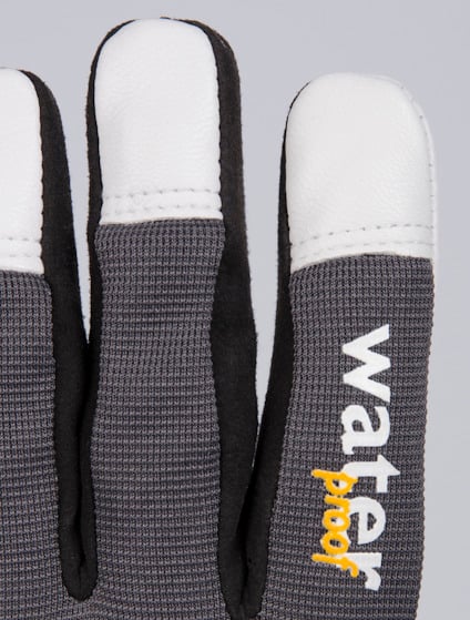 Svart handske med vita fingertoppar, texten "water proof" i vitt och gult längs sidan.