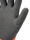 En grå, texturerad handske med orange ärm, sett från ovansidan av handen.