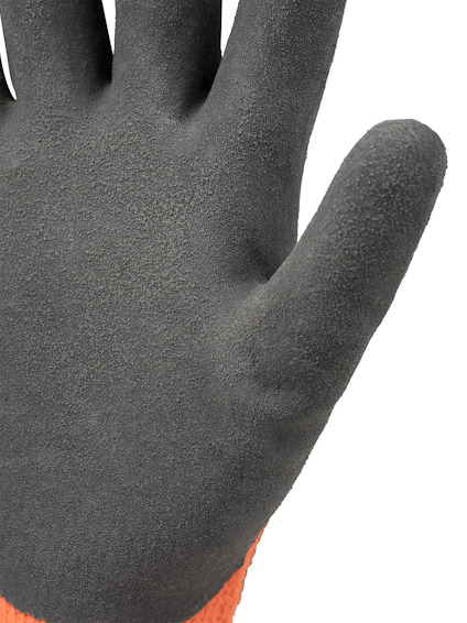 En grå, texturerad handske med orange ärm, sett från ovansidan av handen.