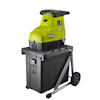 Grön och grå kompostkvarn på hjul, märkt "Ryobi 3000W", med avtagbar uppsamlingsbehållare.