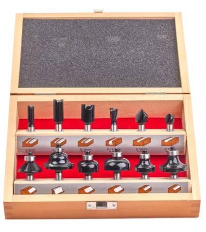 Träetui öppet med 12 olika frässtål, placerade på röda hållare i två rader.