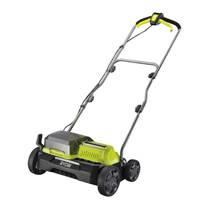 Gräsmaskin med fyra hjul, grön och svart design, och en stång med handtag. Märkt "RYOBI".