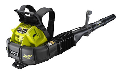 Grön och svart Ryobi bladblåsare med bärrem och utblåsrör. Text på maskinen: "RYOBI 232 km/h".