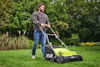 En person använder en grön RYOBI gräsmattaresare på en gräsmatta med träd och buskar i bakgrunden.