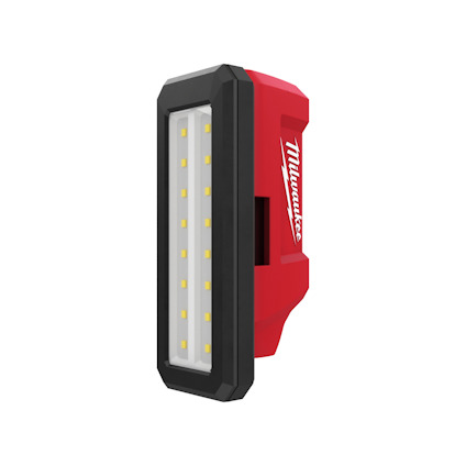 Röd och svart arbetslampa med en rektangulär LED-panel och texten "Milwaukee" på sidan.
