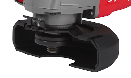 Del av en röd och svart elektrisk slipmaskin med robust hölje och metallfäste.