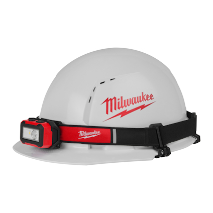 Vit skyddshjälm med röd logotypen "Milwaukee" och en röd pannlampa framtill.