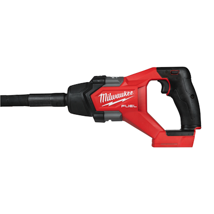 Röd och svart betongvibrator med grepphandtag och långt munstycke. Märkt "Milwaukee Fuel".