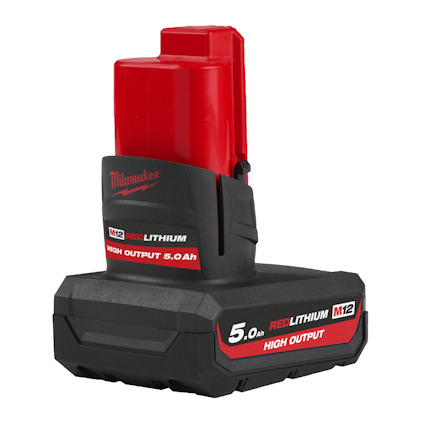 Rött och svart batteripaket med texten "M12 REDLITHIUM HIGH OUTPUT 5.0 Ah" och "Milwaukee" på sidan.