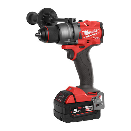 Röd och svart skruvdragare med sidohandtag, märkt "Milwaukee". Batteri med text "5.0 Ah REDLITHIUM M18".