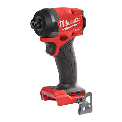 Slagskruvdragare i röd och svart med logotypen "Milwaukee Fuel", kompakt design och en bältesklämma på botten.