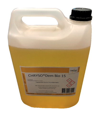 Plastdunk med gul vätska, etikett med texten "CHRYSO Dem Bio 15". Svart skruvlock upptill.