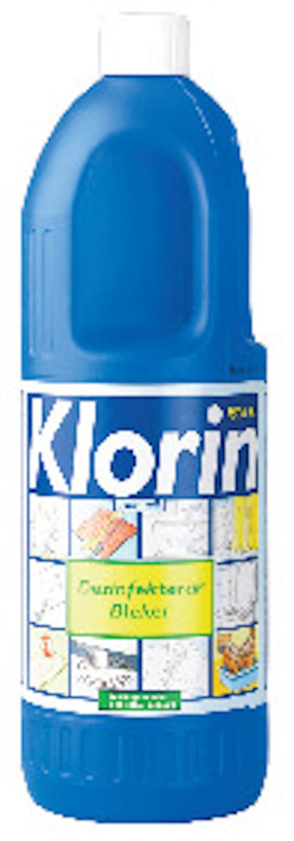 Blå flaska med vit kork, etikett märkt "Klorin Naturell", "Desinfekterar Bleker", med illustrerade användningsområden.