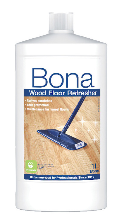Vit flaska med texten "Bona Wood Floor Refresher" och bild på ett golv som rengörs med en mopp.