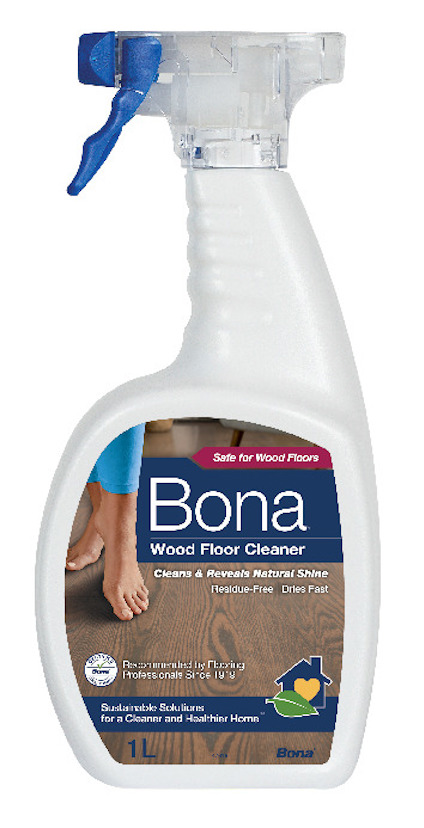 Sprayflaska med etiketten "Bona Wood Floor Cleaner", blå spraymunstycke, volym 1L.