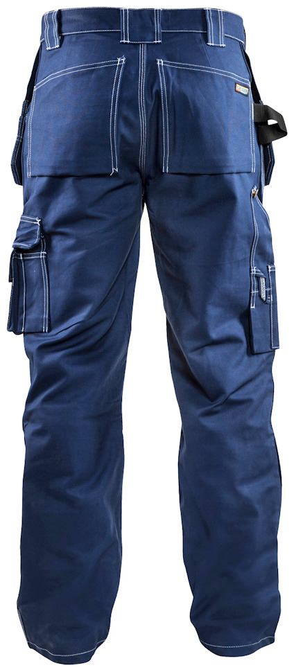 Mörkblå arbetsbyxor med flera fickor och vita sömmar, sedd bakifrån.