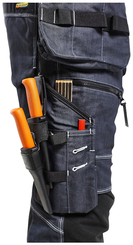 Arbetsbyxa med verktygsfickor, hållare med knivar och skruvmejsel i orange handtag.