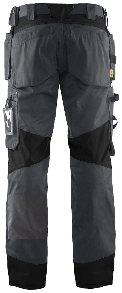 Arbetsbyxor i grått och svart med flera fickor och en hammarögla, sedd bakifrån.