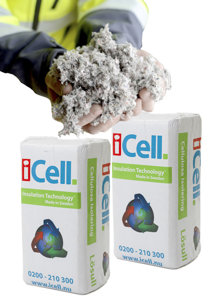 Person i gul jacka håller i löst isoleringsmaterial. Framför syns två balar med texten "iCell Insulation Technology Made in Sweden".