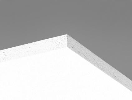 Svart akustiktakplatta med slät yta och skarp kant i närbild mot grå bakgrund.