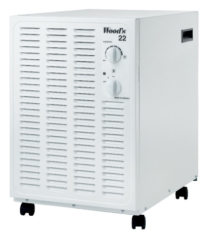 Vit avfuktare på hjul med ventilationsgaller och kontrollrattar på framsidan, märkt "Wood's 22".
