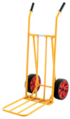 Magasinkärra med orange metallram, två svarta handtag och röd-svarta hjul.