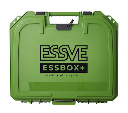 Grön plastväska med handtag och märket "ESSVE ESSBOX+ essbox plus system" tryckt på framsidan.