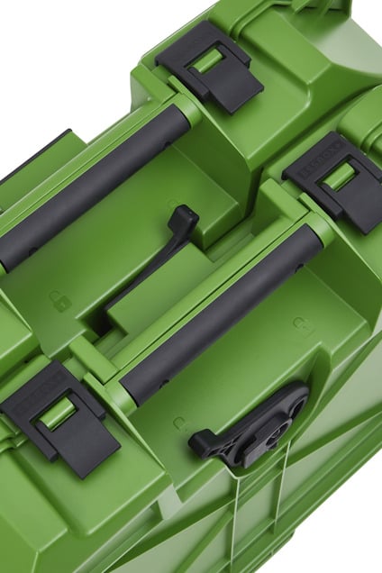 Grön och svart verktygslåda med handtag och lås.