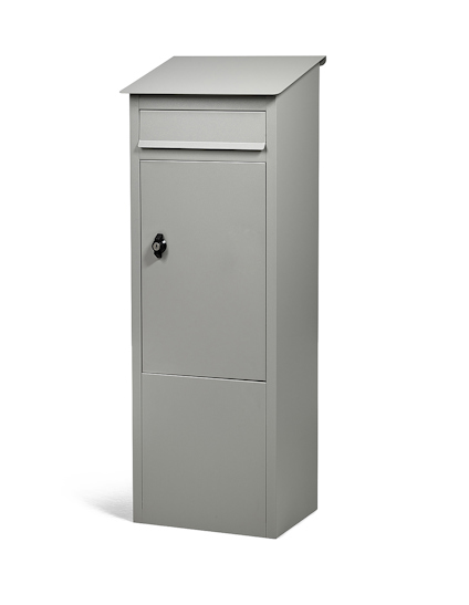 Grå, låsbar postlåda med en lutande topp och rektangulär lucka ovanför en låsbar dörr.