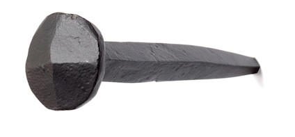 Svart smidd dekorspik med fyrkantigt huvud och avsmalnande spets.