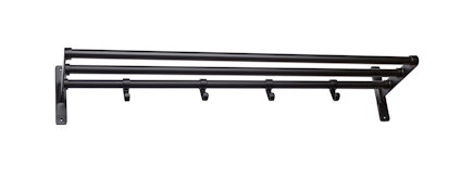 Svart hatthylla med fem krokar och två parallella stänger, monterad på en vägg.