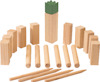 Träklossar och stavar, inklusive en större kloss med grön topp, arrangerade i ett set.